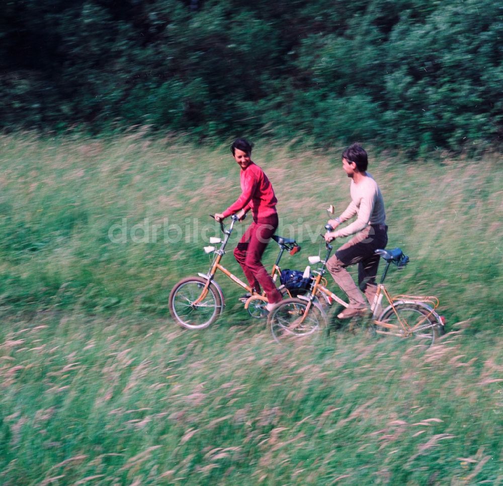 DDR-Bildarchiv: Hohen Neuendorf - Junges Paar auf Klappfahrrädern unterwegs in der Natur in Hohen Neuendorf im heutigen Bundesland Brandenburg
