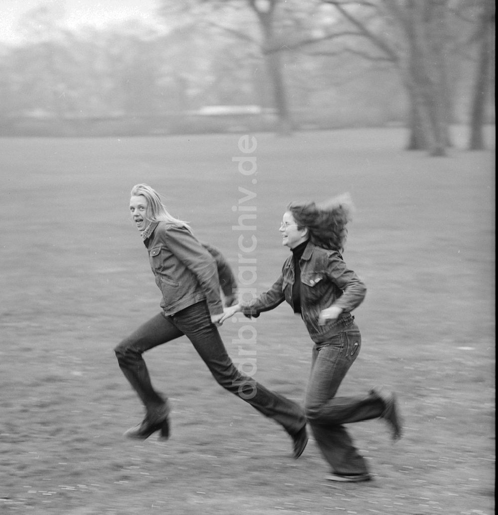 DDR-Bildarchiv: Berlin - Junges Paar rennt über eine Wiese in Berlin