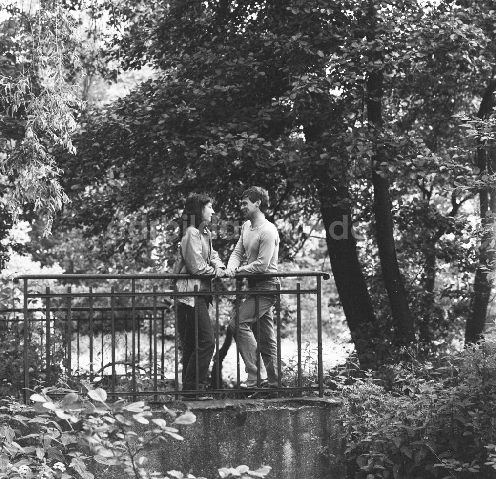 Hohen Neuendorf: Junges Paar steht auf einer Brücke in Hohen Neuendorf im heutigen Bundesland Brandenburg