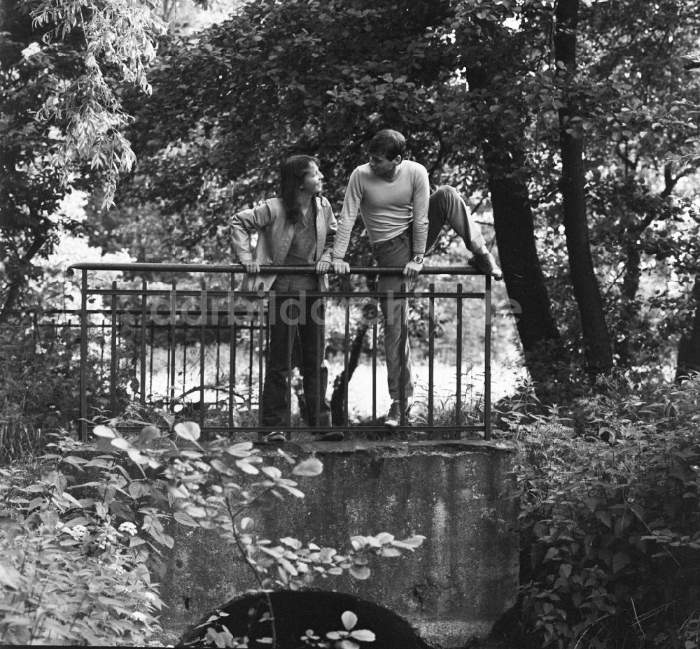 DDR-Fotoarchiv: Hohen Neuendorf - Junges Paar steht auf einer Brücke in Hohen Neuendorf im heutigen Bundesland Brandenburg