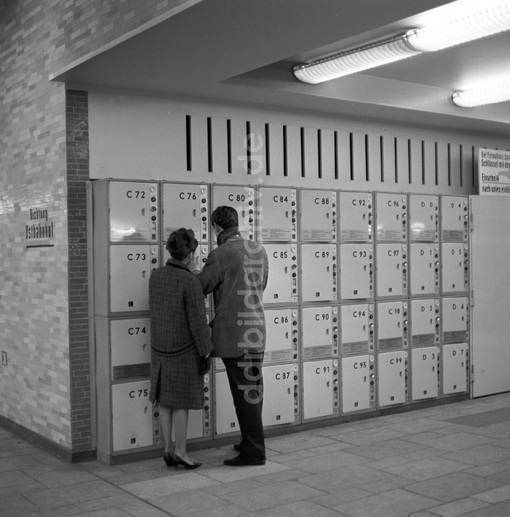 DDR-Bildarchiv: Berlin - Mitte - Junges Paar steht vor Schließfächern im Bahnhof Alexanderplatz in Berlin - Mitte