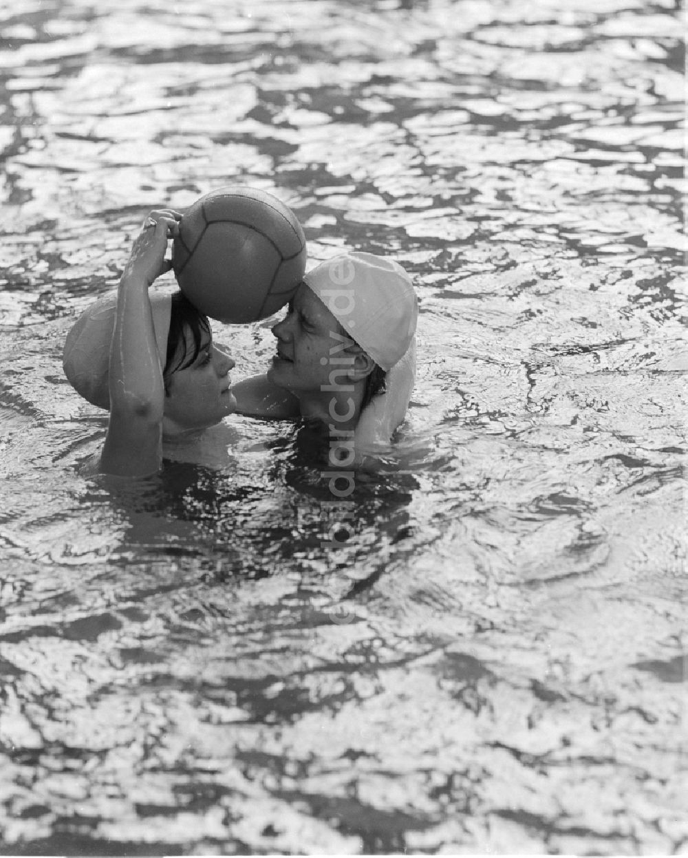 DDR-Bildarchiv: Berlin - Junges Paar im Wasser in Berlin