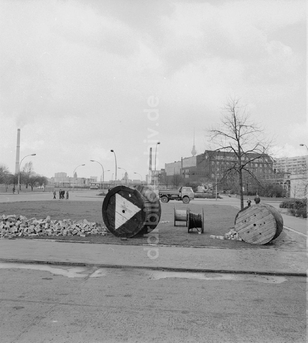 DDR-Fotoarchiv: Berlin - Kabeltrommeln und Ziegelsteine auf einer Wiese gelagert in Berlin - Friedichshain