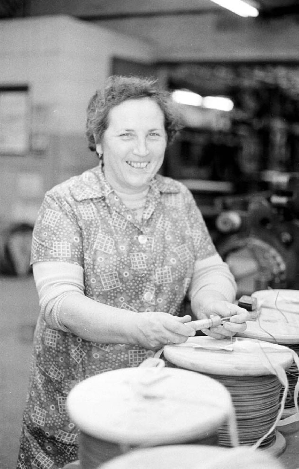 DDR-Bildarchiv: Berlin - Kabelwerk Oberspree Wickeldrahtfabrik : Helga Schleritt (Arbeiterin) Umschlagnr.: 986 Foto: Bonitz