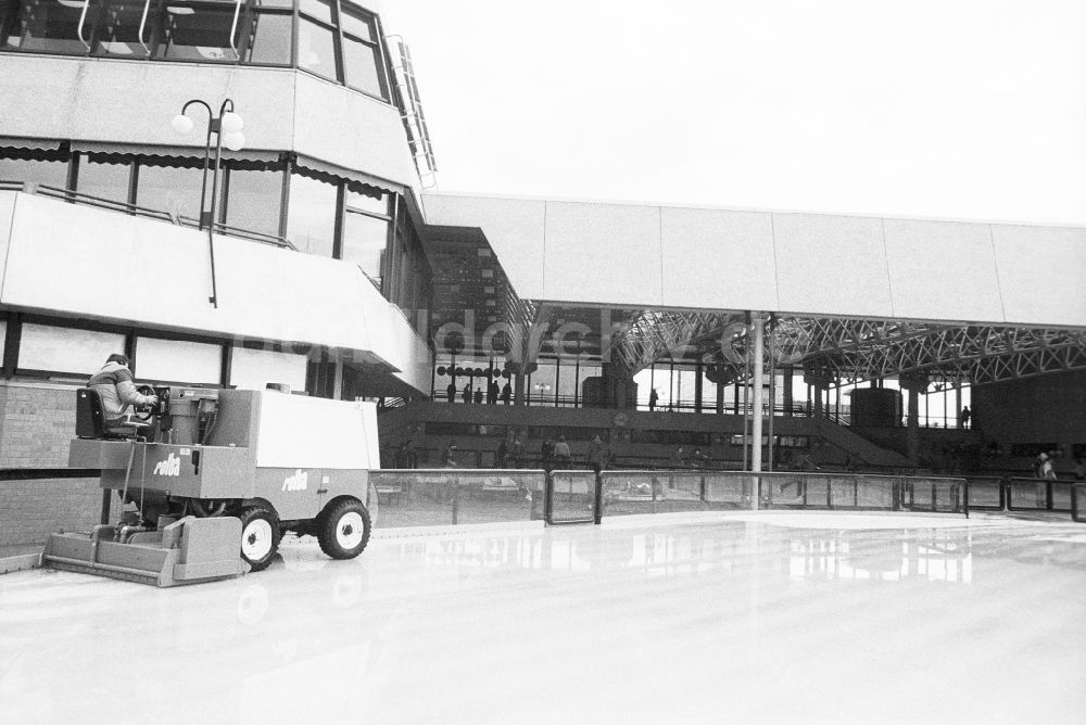 DDR-Fotoarchiv: Berlin - Kältemaschine auf der Eislaufbahn im Sport- und Erholungszentrum (SEZ) in Berlin, der ehemaligen Hauptstadt der DDR, Deutsche Demokratische Republik