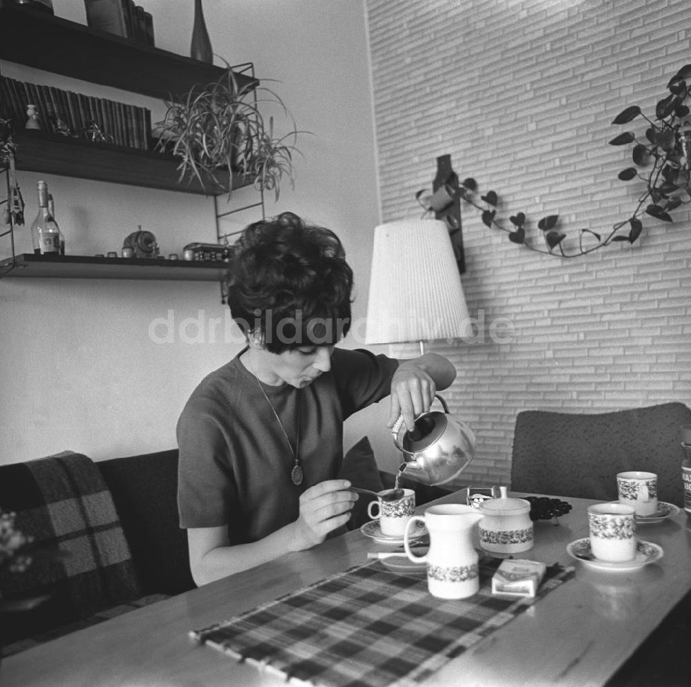 DDR-Bildarchiv: Berlin - Kaffee trinken in Berlin