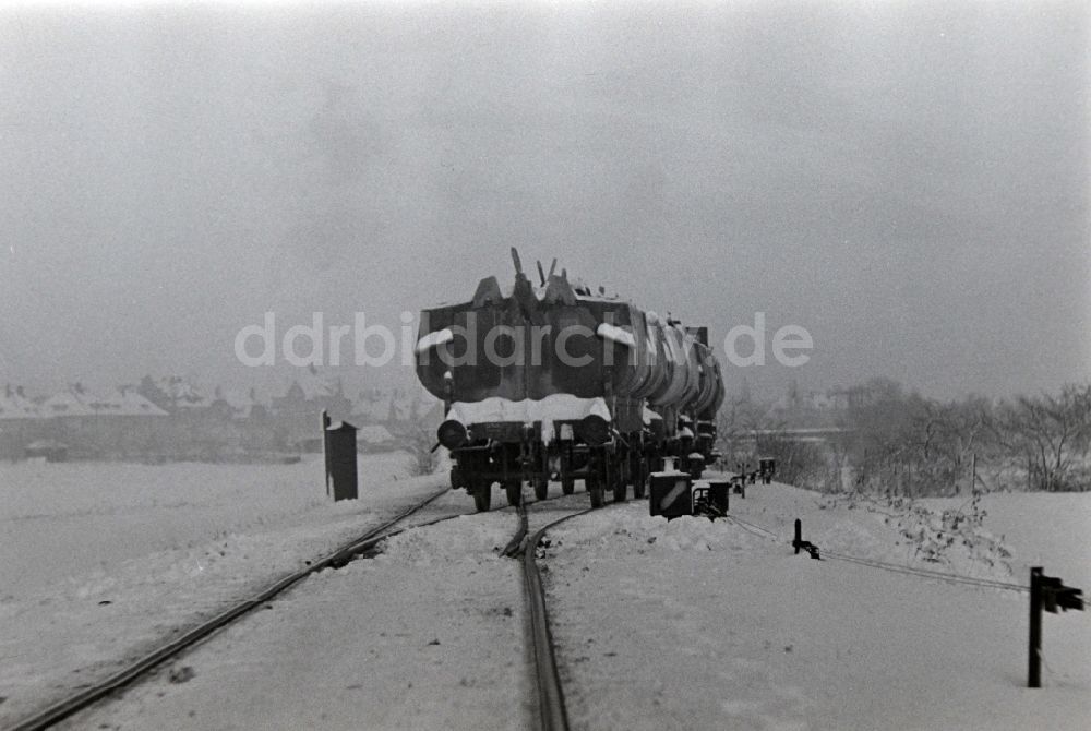 DDR-Fotoarchiv: Rübeland - Kalkwagen- Güterzug der Deutschen Reichsbahn auf der Strecke in Rübeland in der DDR