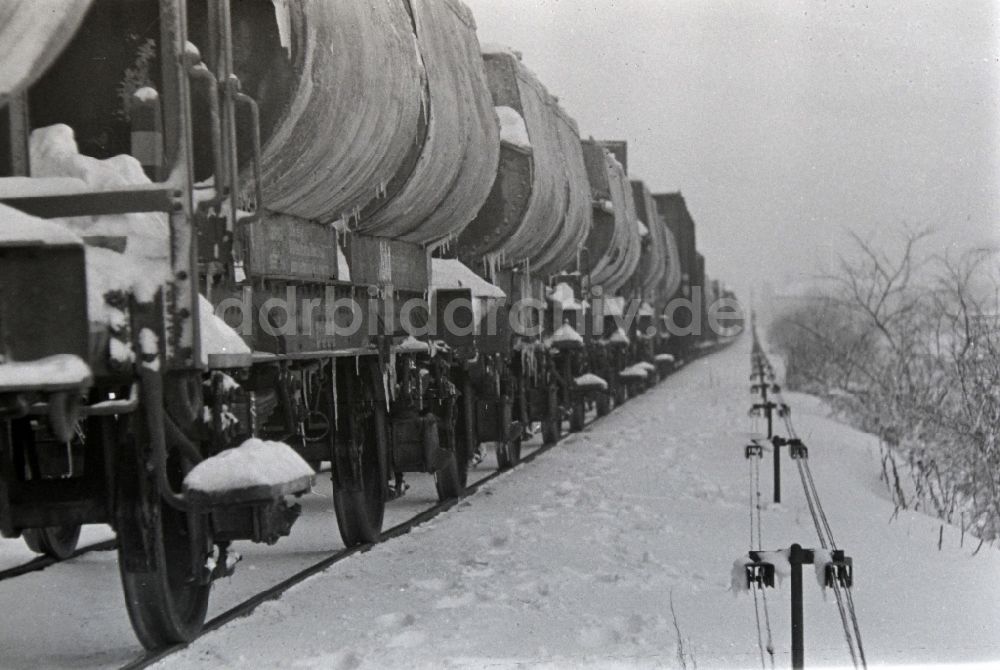 Rübeland: Kalkwagen- Güterzug der Deutschen Reichsbahn auf der Strecke in Rübeland in der DDR