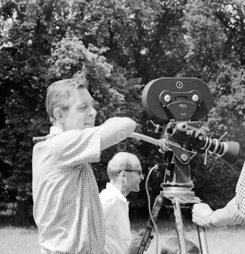 Potsdam: Kameramann mit einer ARRIFLEX Spiegelreflex-Filmkamera bei Filmdreharbeiten im Schloßpark in Sanssouci in Potsdam in Brandenburg in der DDR