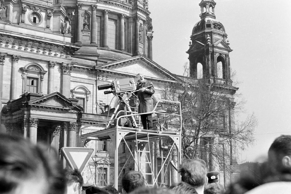 Berlin: Kameramann auf der Demonstration zum 1. Mai auf den Straßen in Berlin in der DDR