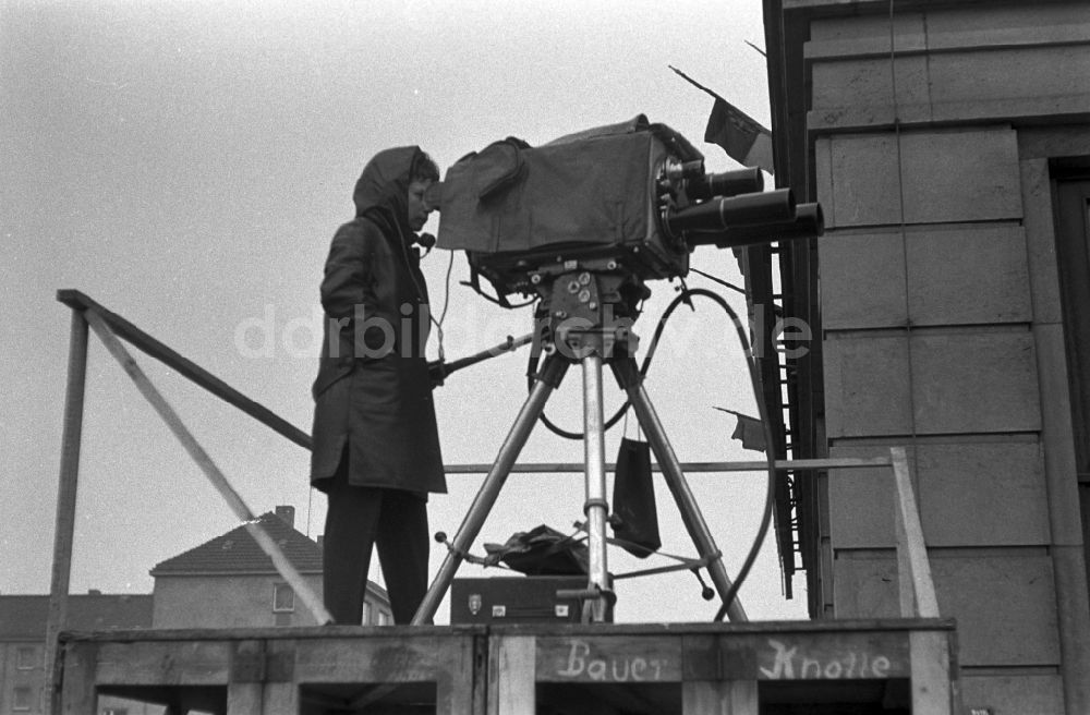 DDR-Fotoarchiv: Magdeburg - Kameramann auf einem Holzpodest mit einer KIO Fernsehkamera in Magdeburg