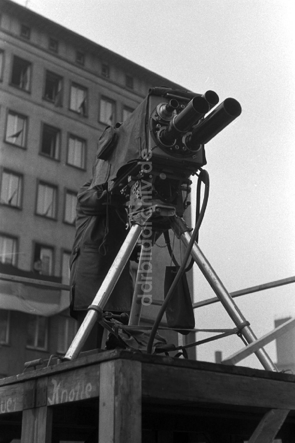 Magdeburg: Kameramann auf einem Holzpodest mit einer KIO Fernsehkamera in Magdeburg