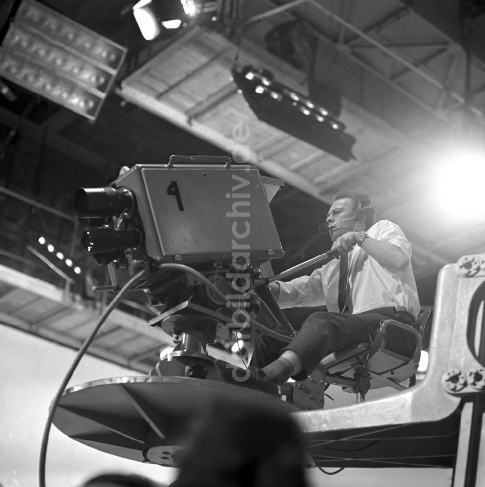 DDR-Bildarchiv: Berlin - Köpenick - Kameramann mit einer FUK5 von RFT bei Studioaufnahmen in Berlin - Köpenick
