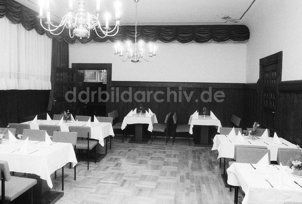 Berlin: Kaminzimmer im Ratskeller Köpenick - Restaurant, Jazzkeller, Theater mit regionaler und moderner Deutscher Küche in Berlin, der ehemaligen Hauptstadt der DDR, Deutsche Demokratische Republik