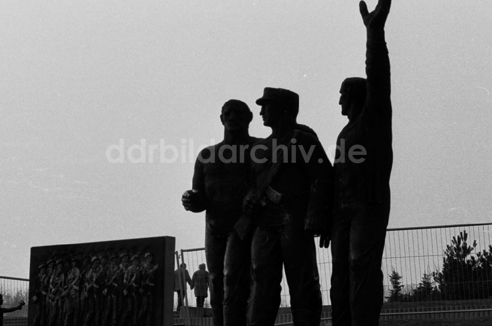 DDR-Fotoarchiv: Berlin - Kampfgrupperndenkmal in Berlin 27.2.92 ND/Lange