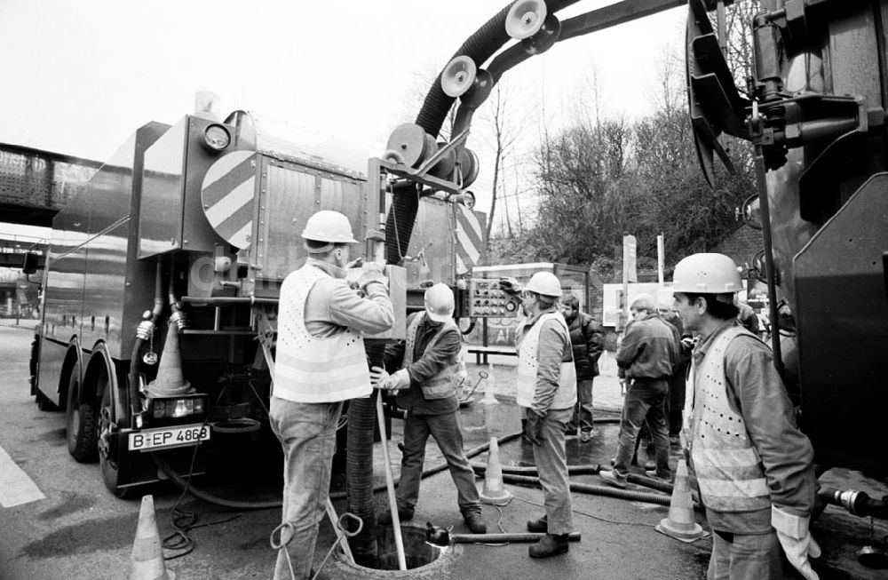 DDR-Bildarchiv: Berlin - Kanalreinigungssystem der Berliner Wasserbetriebe 22.12.92 Foto: ND/Lange Umschlagnummer: 1249