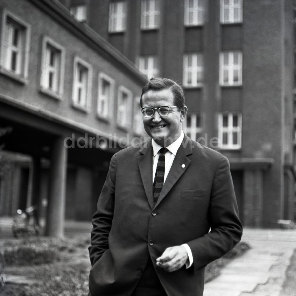 DDR-Bildarchiv: Berlin - Karl-Eduard von Schnitzler im DFF Fernsehfunk in Berlin in der DDR