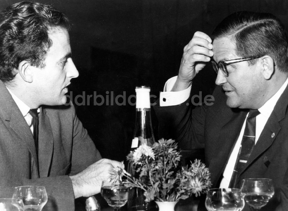 Leipzig: Karl Eduard von Schnitzler (1918 - 2001) und Robert Cohen (links) in Leipzig in Sachsen in der DDR