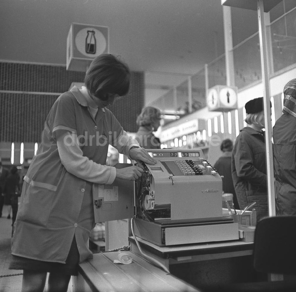 DDR-Bildarchiv: Rostock - Kassiererin in einer Kaufhalle in Rostock