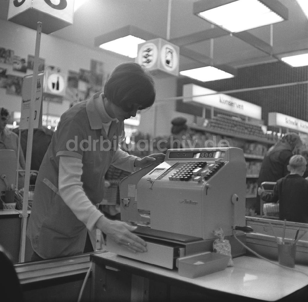 DDR-Fotoarchiv: Rostock - Kassiererin in einer Kaufhalle in Rostock