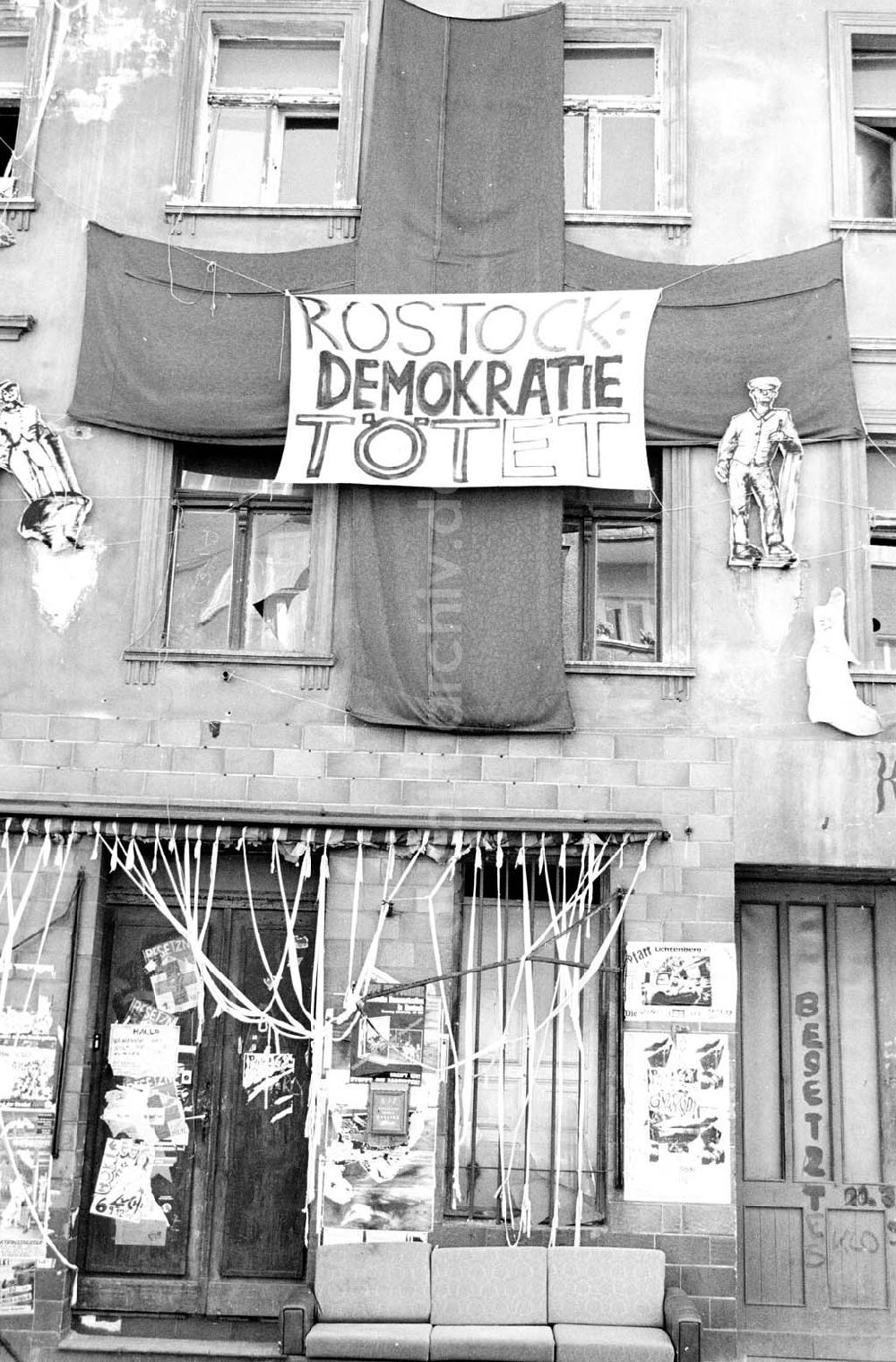 DDR-Bildarchiv: Berlin - Kastanienallee 85 Besetzerprotest gegen Rostock 07.09.1992