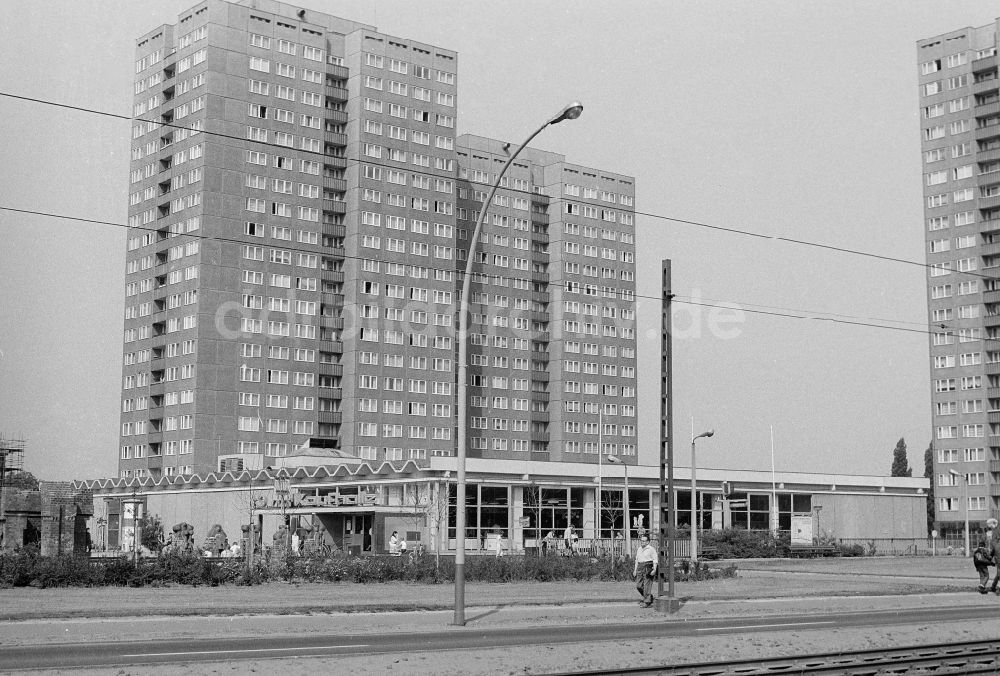 DDR-Fotoarchiv: Berlin - Kaufhalle an der Straße Am Tierpark im Bezirk Lichtenberg in Berlin, der ehemaligen Hauptstadt der DDR, Deutsche Demokratische Republik