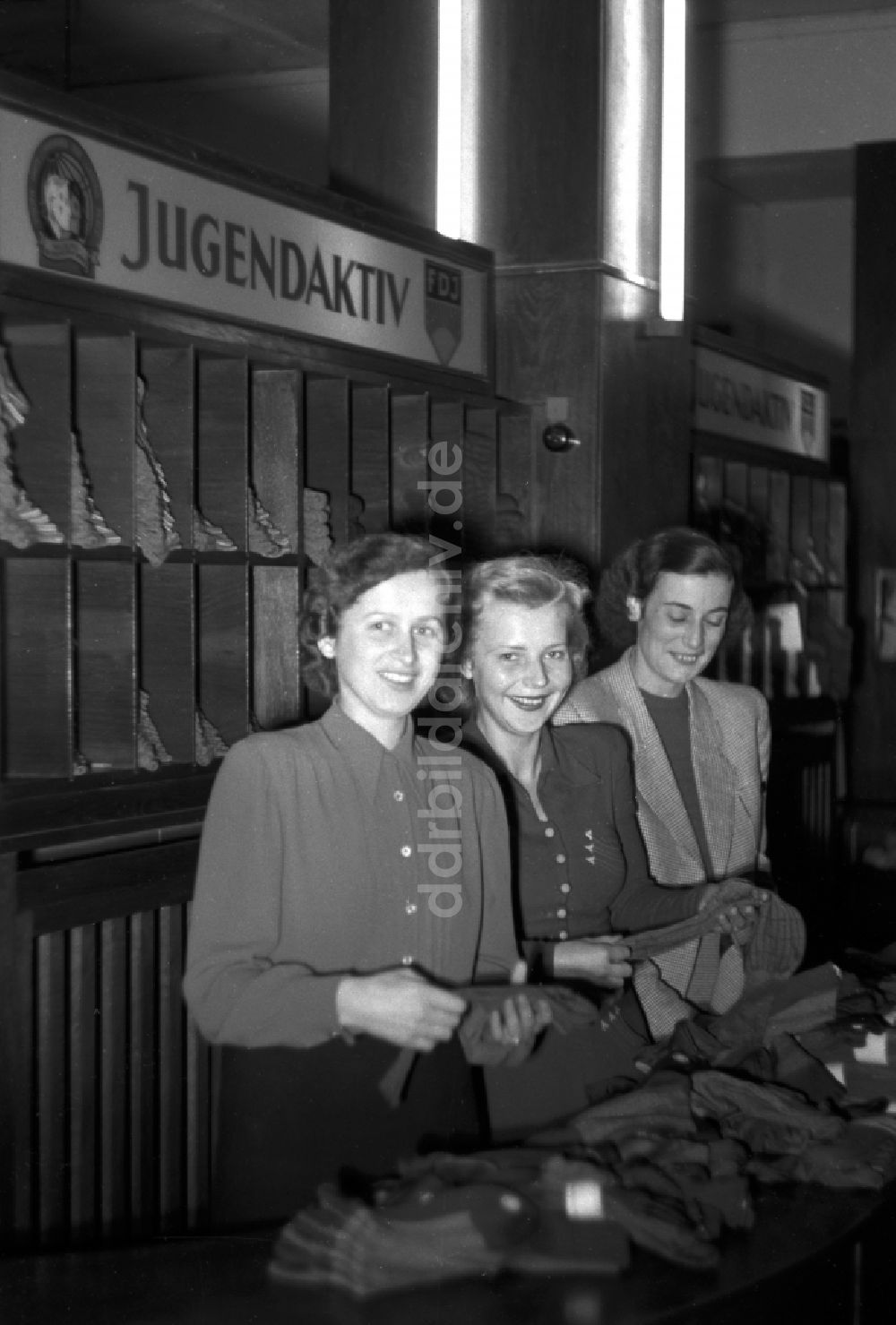 DDR-Bildarchiv: Dresden - Kaufhallen - Versorgungseinrichtung der staatlichen Handelsorganisation HO in Dresden in Sachsen in der DDR