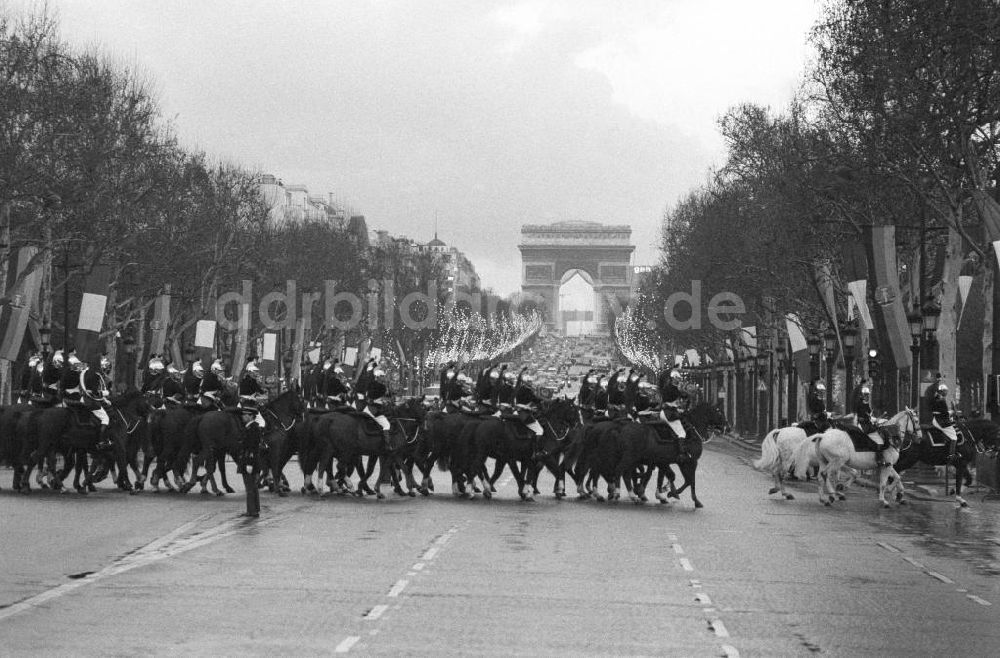Paris: Kavallerie beim Überqueren der Champs Elysees in Frankreich-Paris