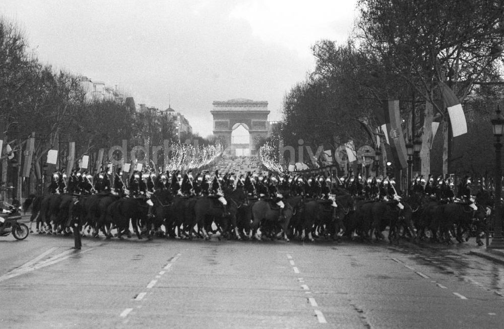 DDR-Bildarchiv: Paris - Kavallerie beim Überqueren der Champs Elysees in Frankreich-Paris