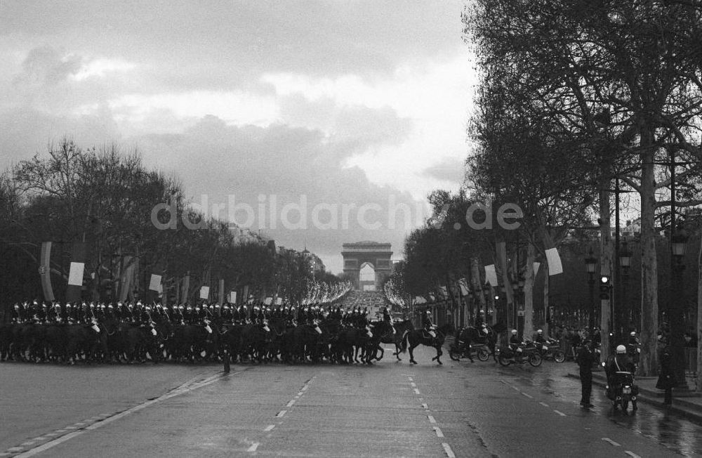 Paris: Kavallerie beim Überqueren der Champs Elysees in Frankreich-Paris
