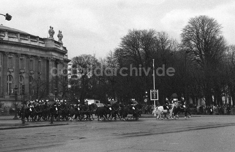 DDR-Fotoarchiv: Paris - Kavallerie beim Betreten der Champs Elysees in Frankreich-Paris