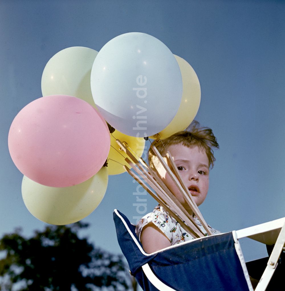 DDR-Bildarchiv: Coswig - Kind mit Ballons in Coswig in der DDR