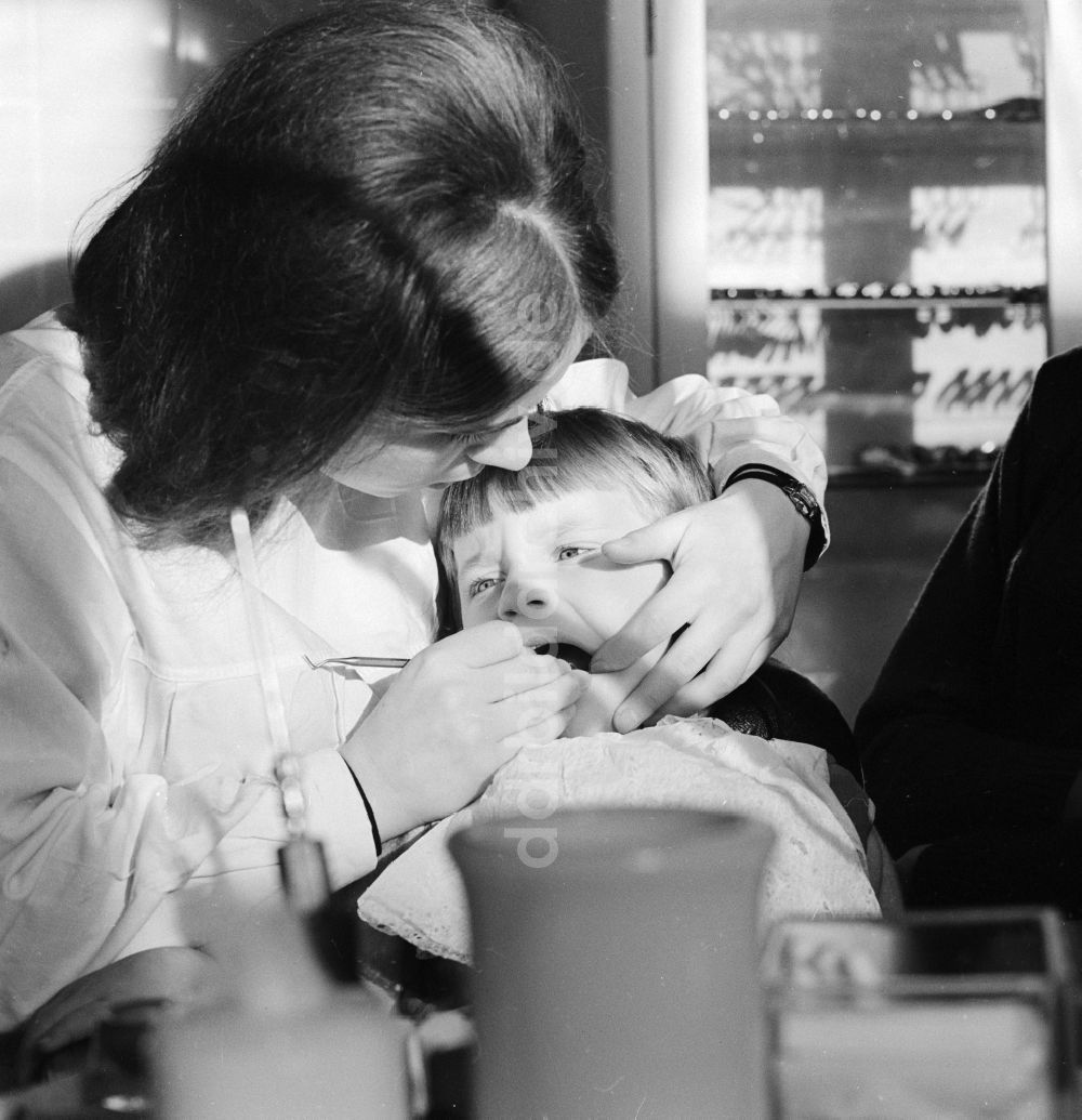 DDR-Fotoarchiv: Berlin - Kind bei der zahnärztlichen Vorsorgeuntersuchung beim Zahnarzt in Berlin