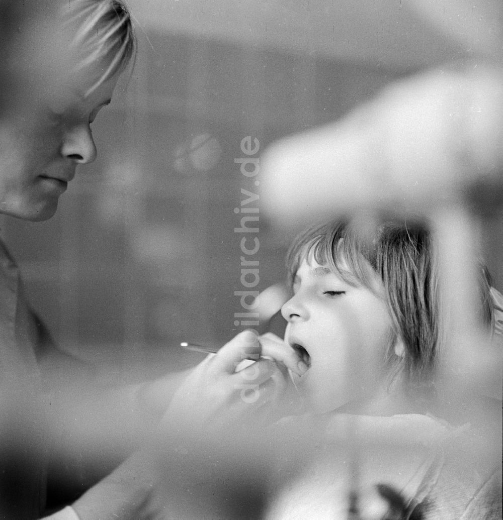 Berlin: Kind bei der zahnärztlichen Vorsorgeuntersuchung beim Zahnarzt in Berlin