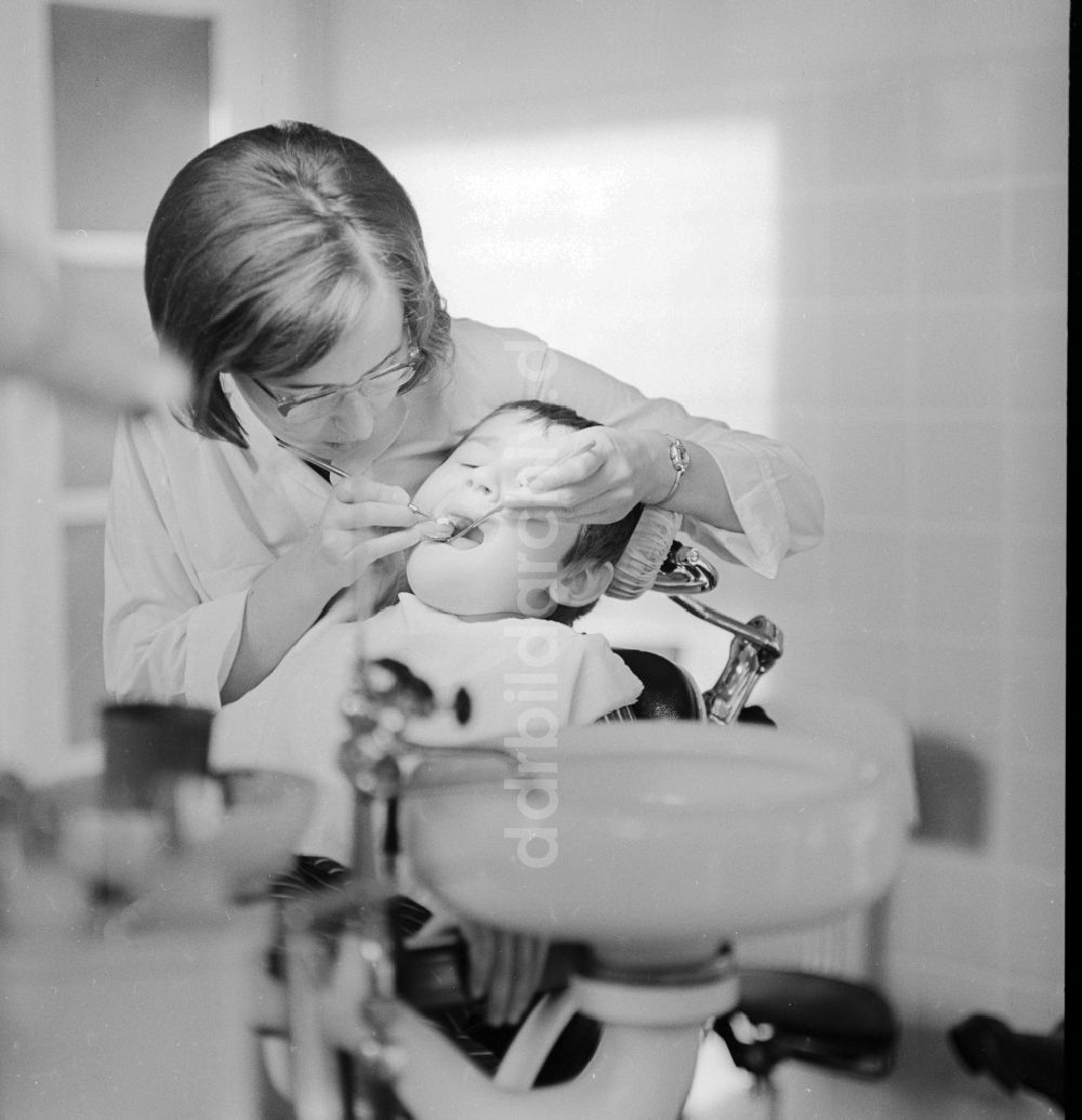 DDR-Bildarchiv: Berlin - Kind bei der zahnärztlichen Vorsorgeuntersuchung beim Zahnarzt in Berlin