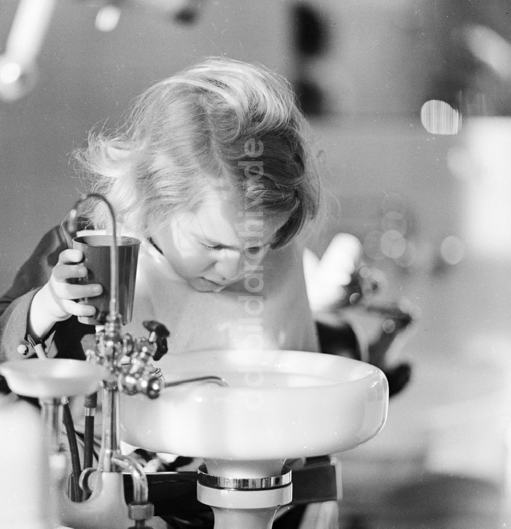 DDR-Fotoarchiv: Berlin - Kind bei der zahnärztlichen Vorsorgeuntersuchung beim Zahnarzt in Berlin