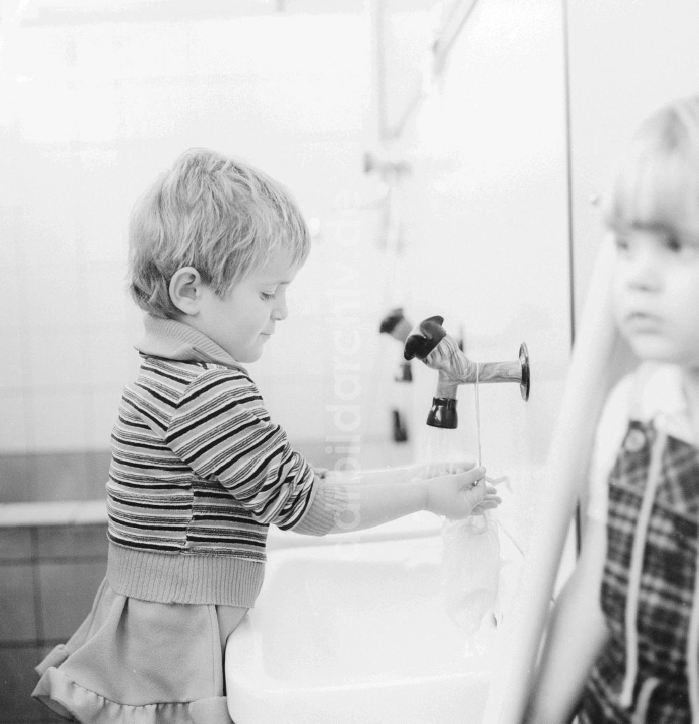 Berlin: Kind beim Hände waschen in einer Kinderkrippe in Berlin, der ehemaligen Hauptstadt der DDR, Deutsche Demokratische Republik