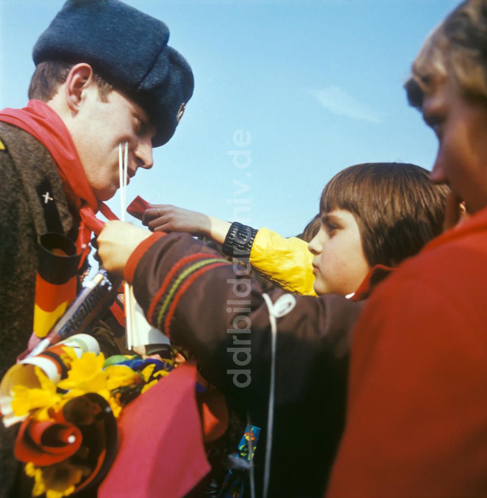 DDR-Bildarchiv: Berlin - Kind bindet sowjetischem Soldaten ein rotes Halstuch um anlässli