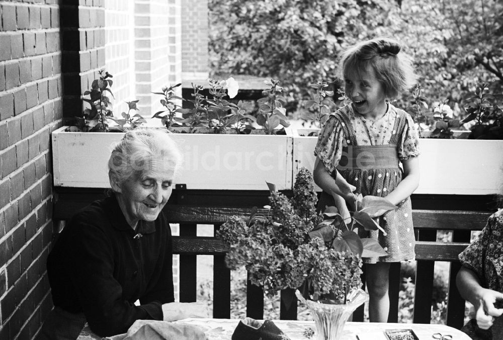 Arnstadt: Kind / Enkelkind mit Oma auf dem Balkon in Arnstadt im Bundesland Thüringen in Deutschland