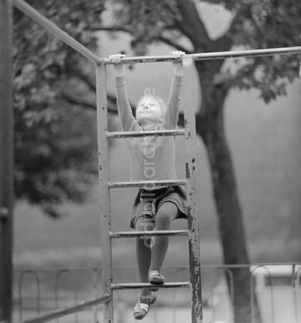 DDR-Bildarchiv: Berlin - Kind klettert an einem Klettergerüst in Berlin