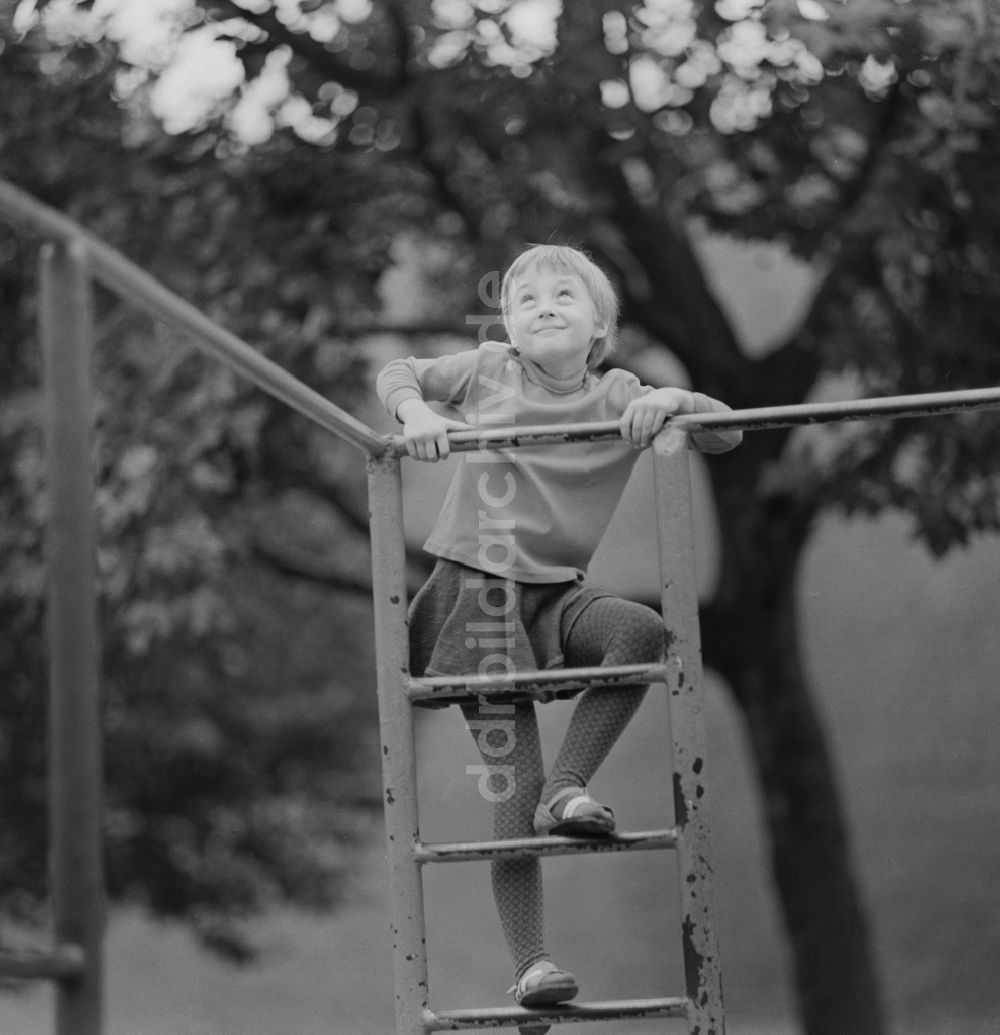 DDR-Fotoarchiv: Berlin - Kind klettert an einem Klettergerüst in Berlin