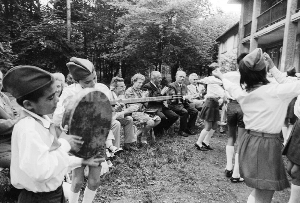 DDR-Fotoarchiv: Joachimsthal - Kinder aus aller Welt zu Gast in der Pionierrepublik Wilhelm Pieck am Werbellinsee in Joachimsthal in Brandenburg in der DDR