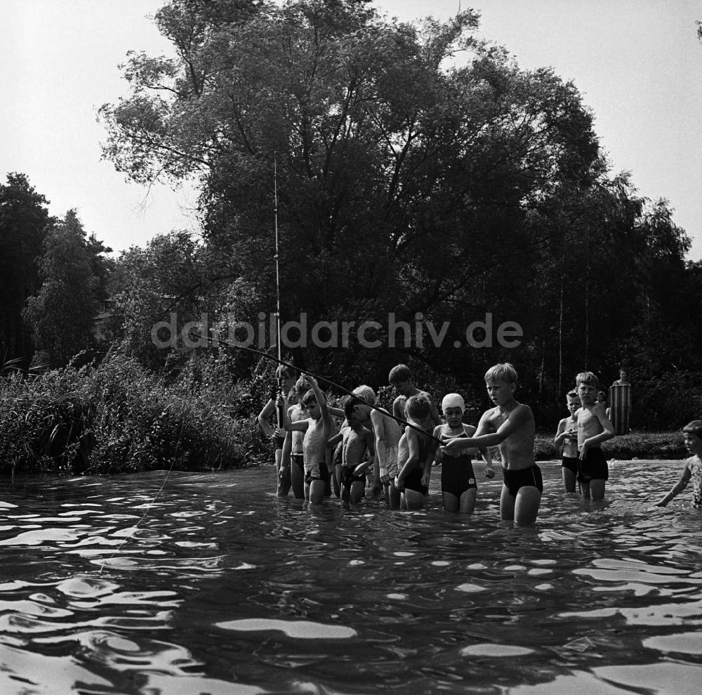DDR-Fotoarchiv: Bad Saarow - Kinder angeln im Ferienlager in Bad Saarow