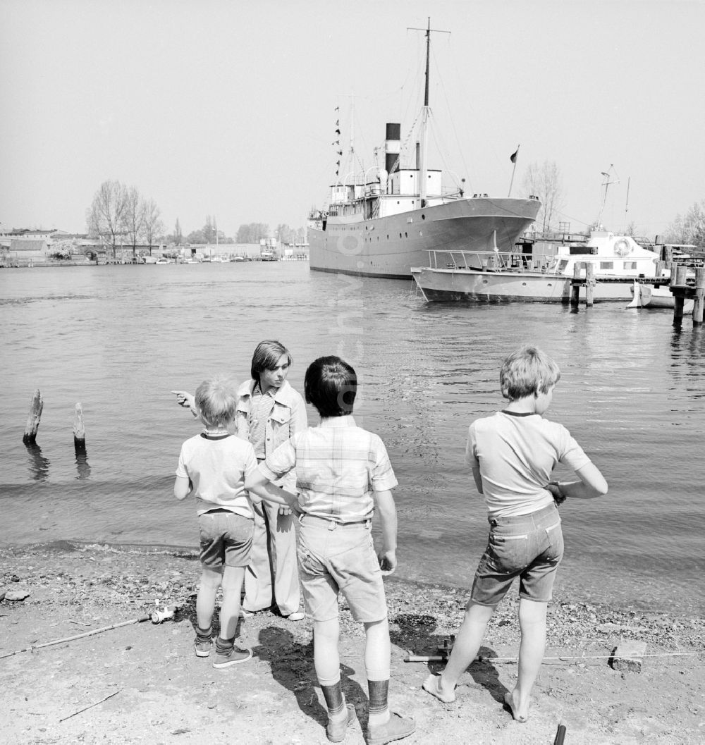 DDR-Bildarchiv: Rostock - Kinder angeln Fische am Ufer der Unterwarnow in Rostock in Mecklenburg-Vorpommern in der DDR