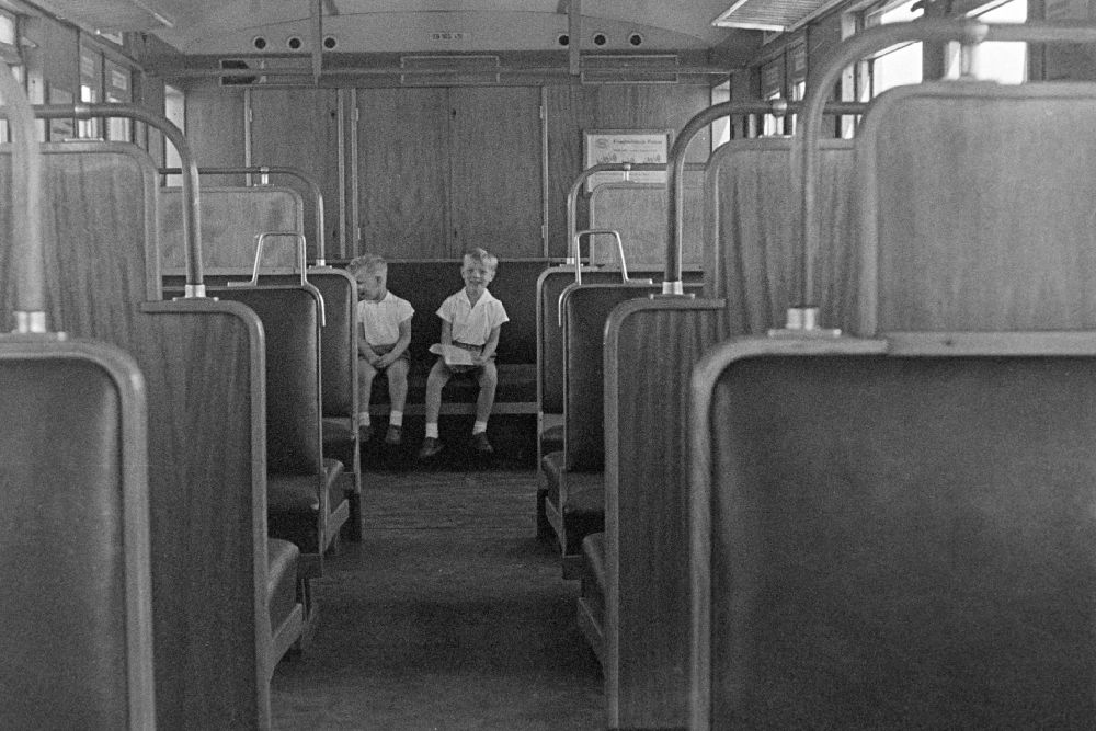 Berlin: Kinder im S-Bahn Zug der Deutschen Reichsbahn in Berlin in der DDR