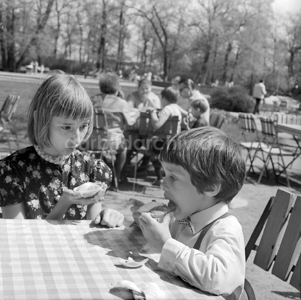 DDR-Bildarchiv: Berlin - Kinder beim Eis essen in einer Freiluft Gaststätte in Berlin, der ehemaligen Hauptstadt der DDR, Deutsche Demokratische Republik