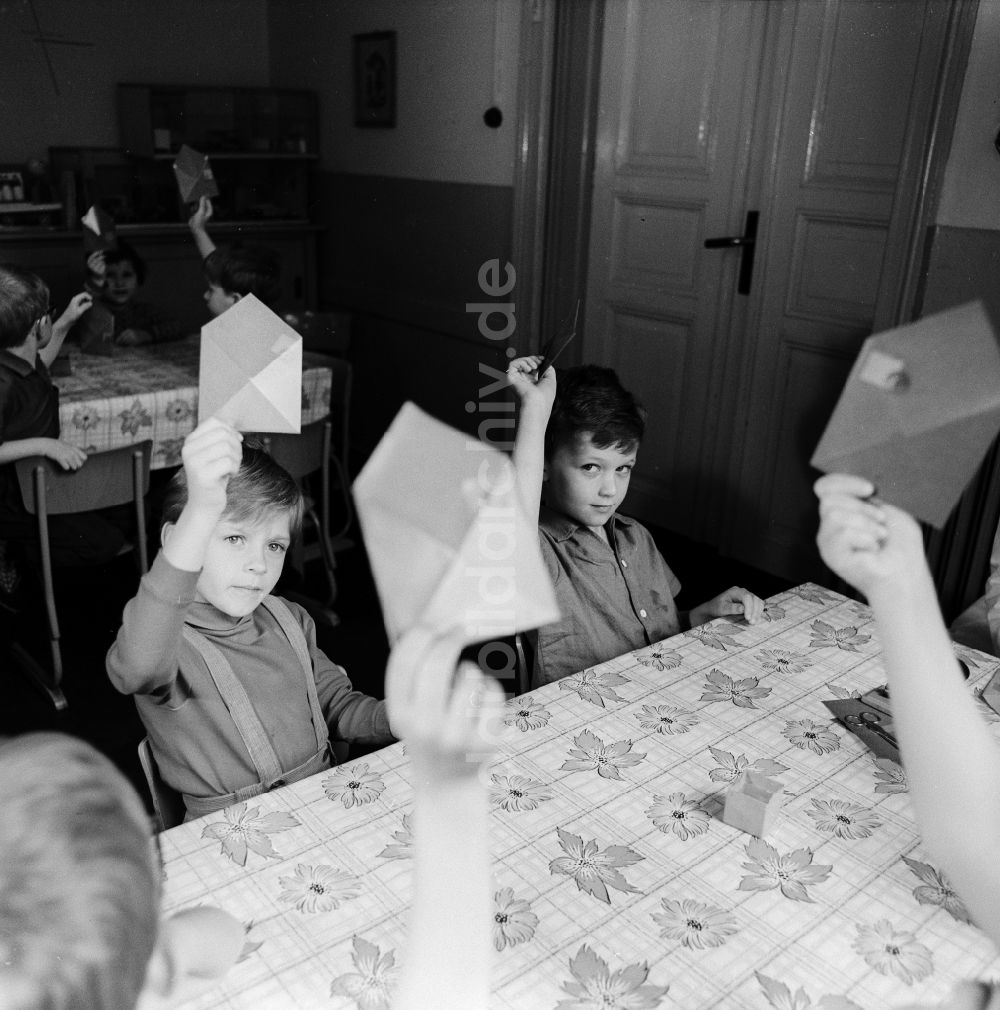 Bad Belzig: Kinder beim gemeinsamen Basteln im Kinderheim im Gutshof Glien in Bad Belzig in Brandenburg in der DDR