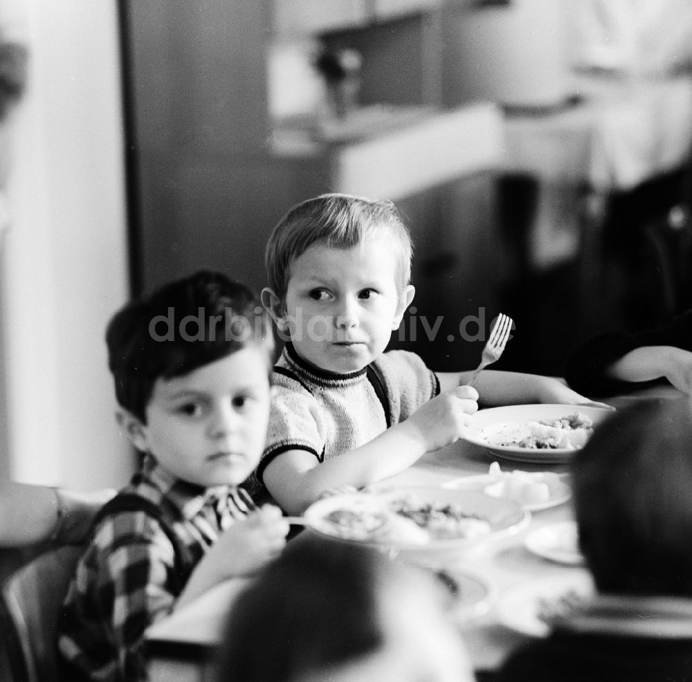 DDR-Fotoarchiv: Bad Belzig - Kinder beim gemeinsamen Mittagessen im Kinderheim im Gutshof Glien in Bad Belzig in Brandenburg in der DDR
