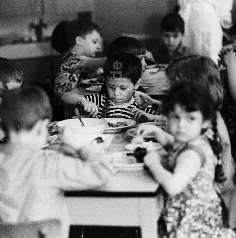Bad Belzig: Kinder beim gemeinsamen Mittagessen im Kinderheim im Gutshof Glien in Bad Belzig in Brandenburg in der DDR
