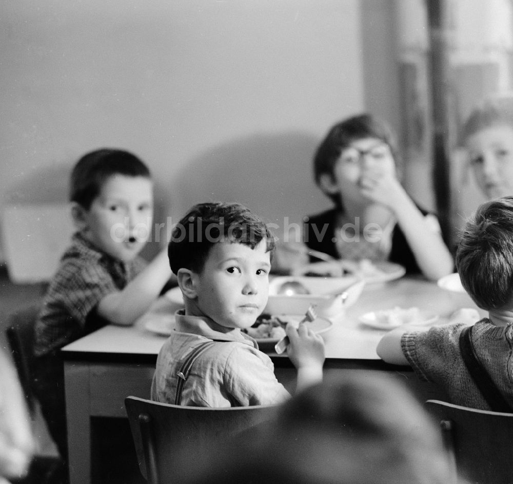 DDR-Fotoarchiv: Bad Belzig - Kinder beim gemeinsamen Mittagessen im Kinderheim im Gutshof Glien in Bad Belzig in Brandenburg in der DDR
